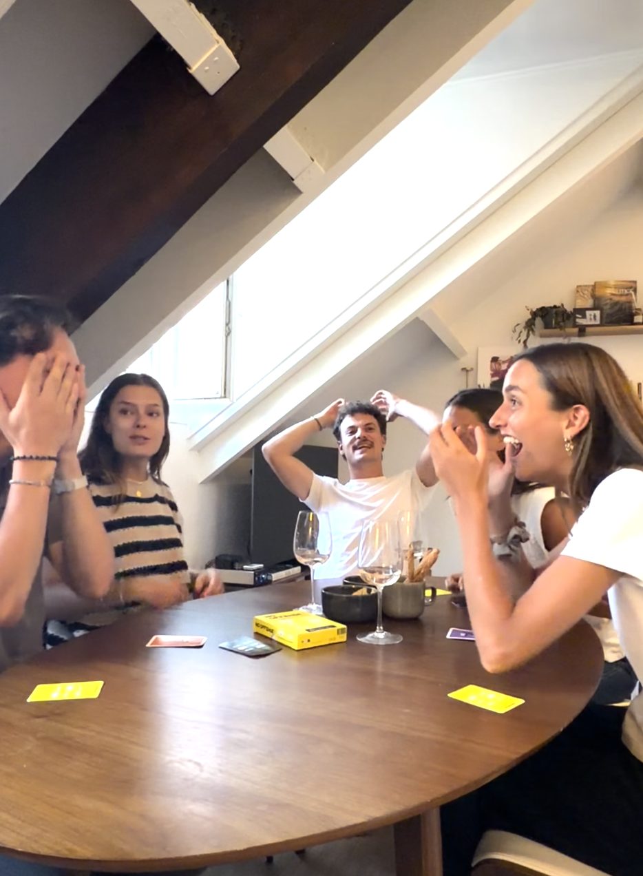Groupe d'amis en soirée autour du jeu NO OFFENSE !